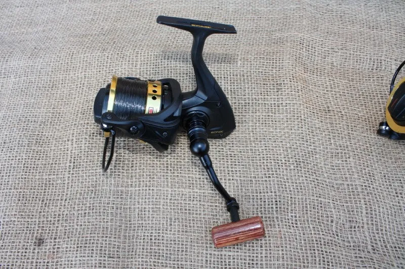 3 x Daiwa 9' Carp Rods With Sonik Mini Pit Reels And Protective Holdall. MINT.