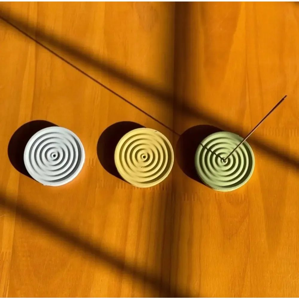 Colorful Concrete Round Mini Incense Holders: Off White / Matte