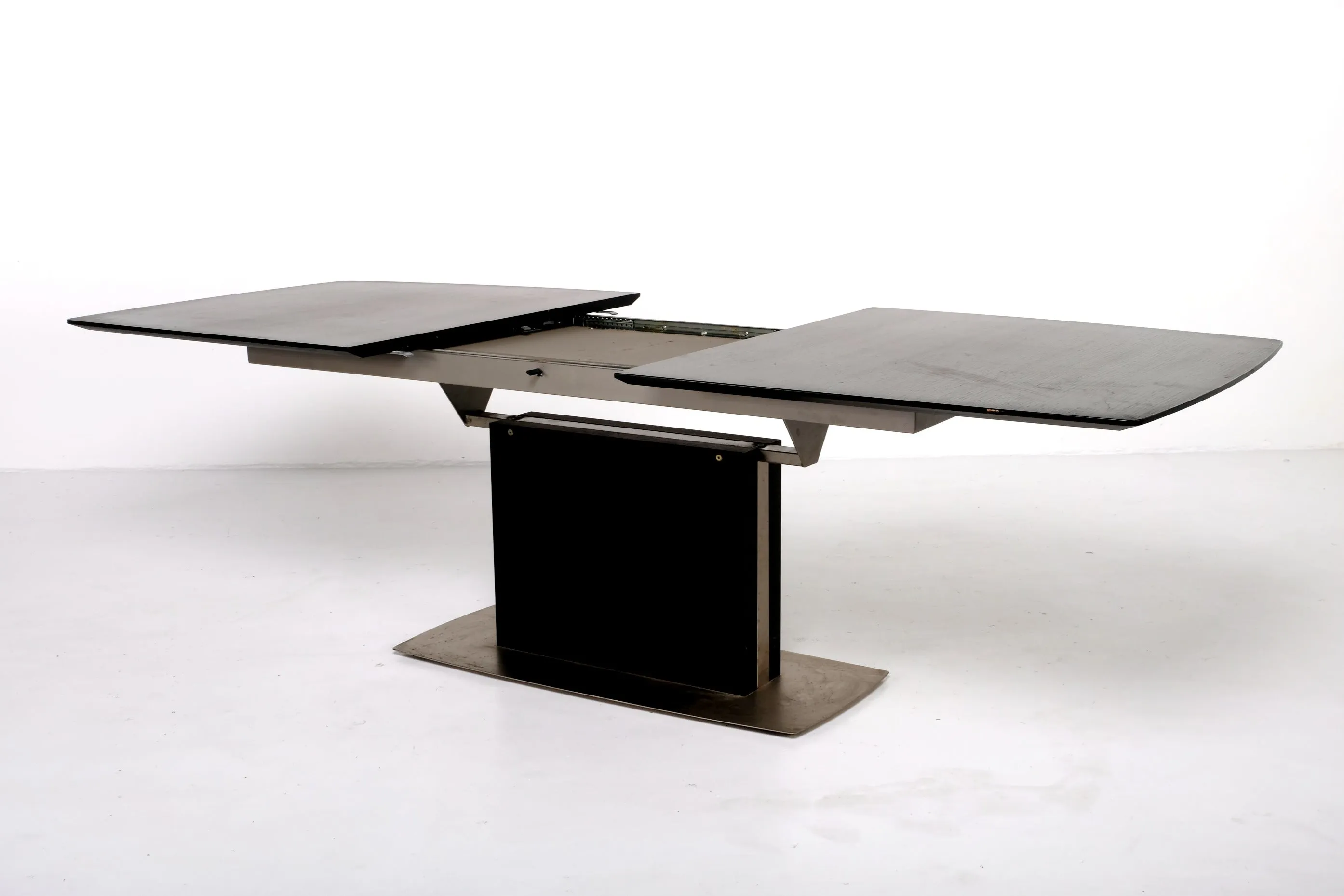 MODERN EXPANDABLE DINING TABLE