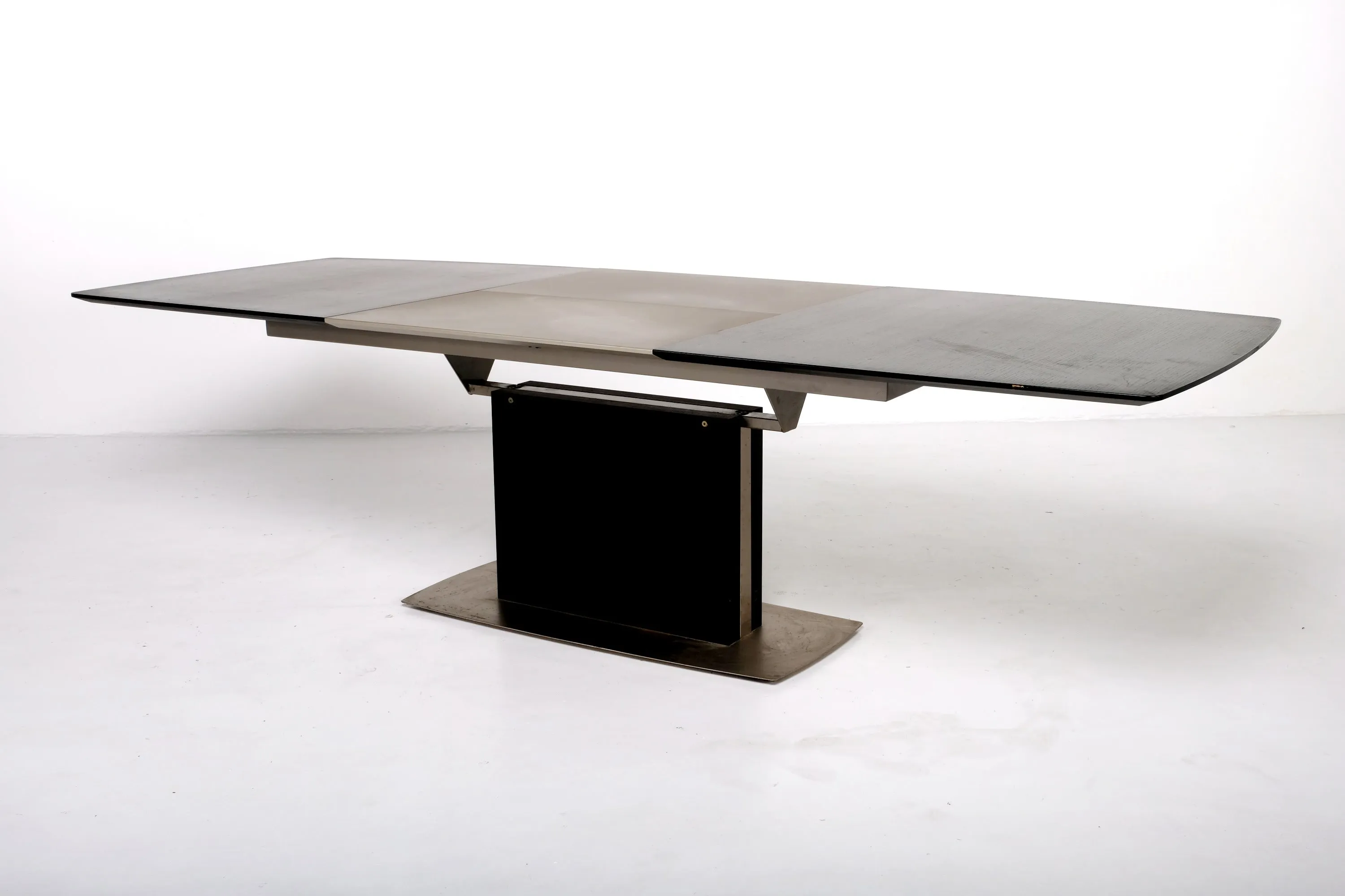 MODERN EXPANDABLE DINING TABLE
