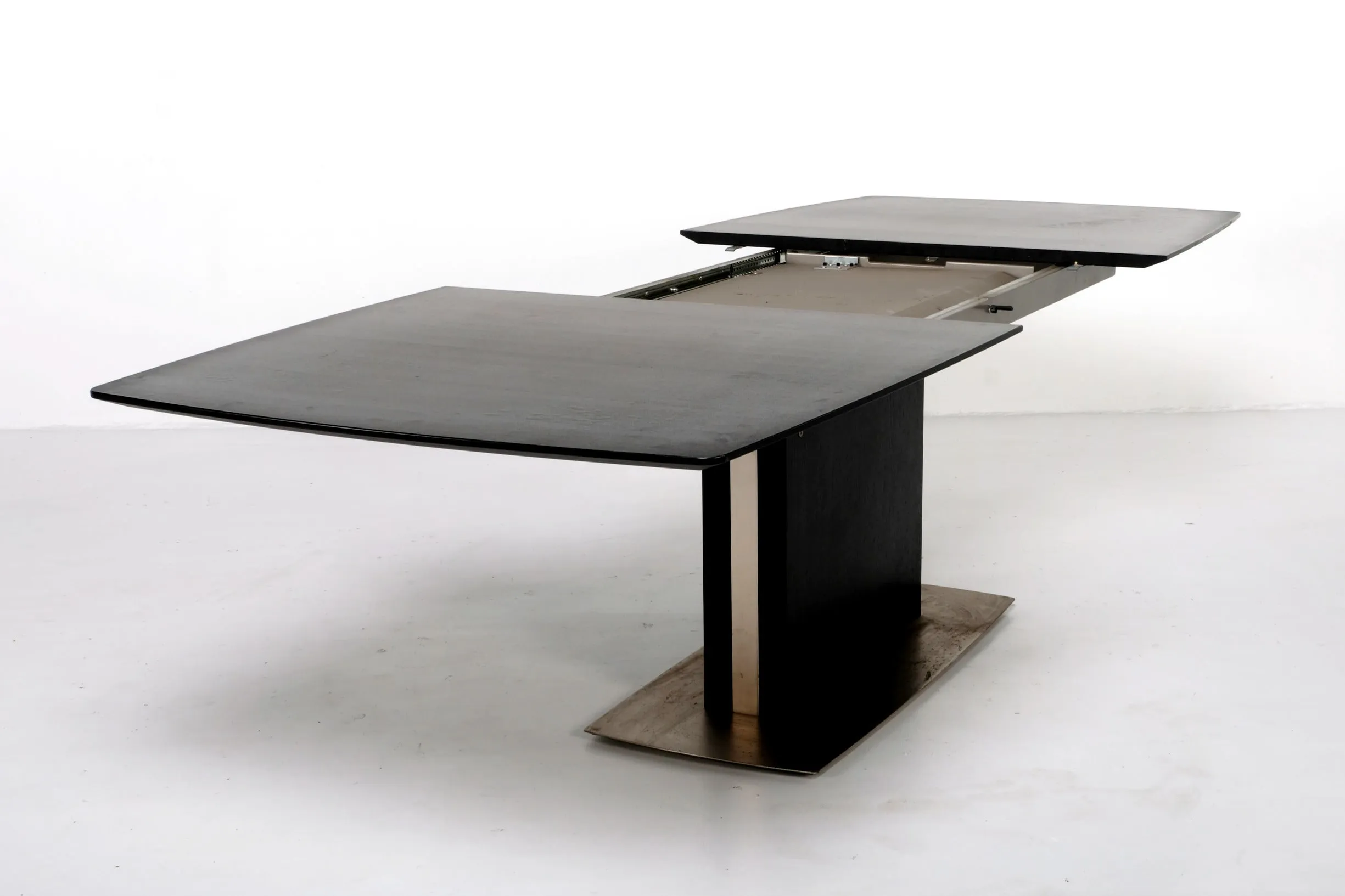 MODERN EXPANDABLE DINING TABLE